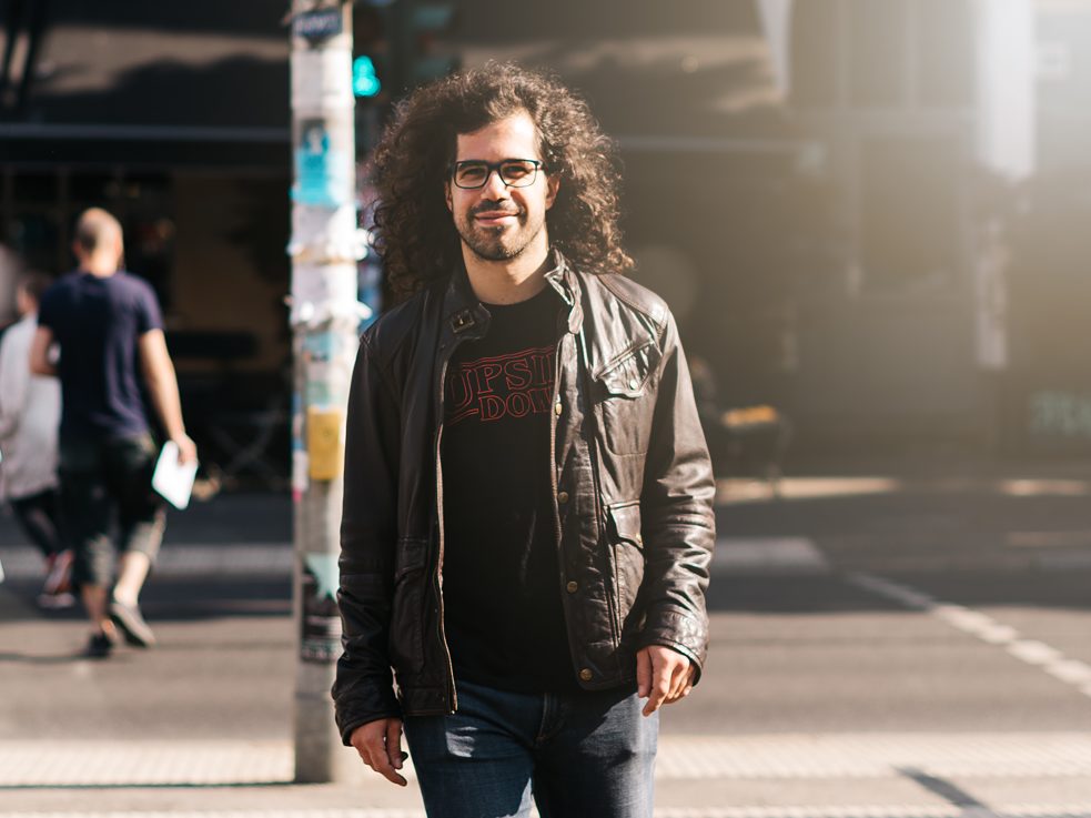 <b>João Xavier in der Torstraße, einer der lebhaftesten Straßen in Berlin-Mitte. In diesem Stadtviertel lebt er seit fünf Jahren.</b> <br><br>„Neben den Arbeitsbedingungen zählte für mich vor allem auch die Erfahrung, im Ausland zu arbeiten."In fünf Jahren Berufstätigkeit in Berlin hat João viel gelernt. „Berufserfahrung ist im Spielesektor sehr wichtig. Ich suche stets die Herausforderung, denn ich weiß, dass ich so am meisten lerne“, so João. Viel hat er auch über die Art des Arbeitens in Deutschland gelernt und kennt nun nicht nur die Vorteile, sondern auch die Schwächen des Arbeitsstils in seiner Wahlheimat, der sich mit dem der Portugiesen seiner Ansicht nach ergänzt: „Ideal ist eine Mischung aus Personen unterschiedlicher Herkunft.“