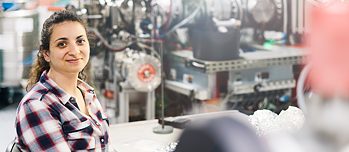 Marta Codeço im Labor des GFZ Potsdam. Im Hintergrund das Sekundärionen-Massenspektrometer (SIMS)