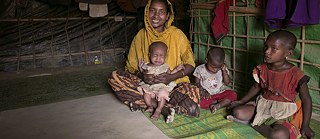 Rohingya-Frau mit Kindern