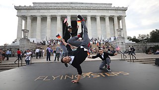 Auftritt der Tanzgruppe Flying Steps vor dem Lincoln Memorial