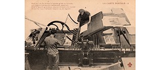 Gegen 1890 tauchten die ersten Postkarten auf, die mit Zeichnungen oder Fotografien illustriert waren.