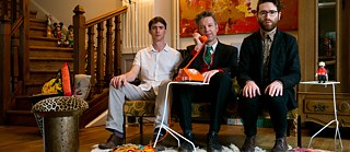 Velvet Revolution: 3 sitzende Männer, Treppe, Katze, Telefon