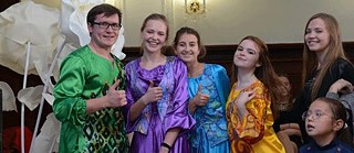 Мерекені жүргізуші  Руслан Шишковский мен оның Қарауылдар командасы: Астаналық немістер қоғамы жастарының «Диамант» клубының мүшелері  &copy; © Сергей Астрелин Мерекені жүргізуші  Руслан Шишковский мен оның Қарауылдар командасы: Астаналық немістер қоғамы жастарының «Диамант» клубының мүшелері 