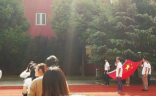 Flagge hissen am Montagmorgen