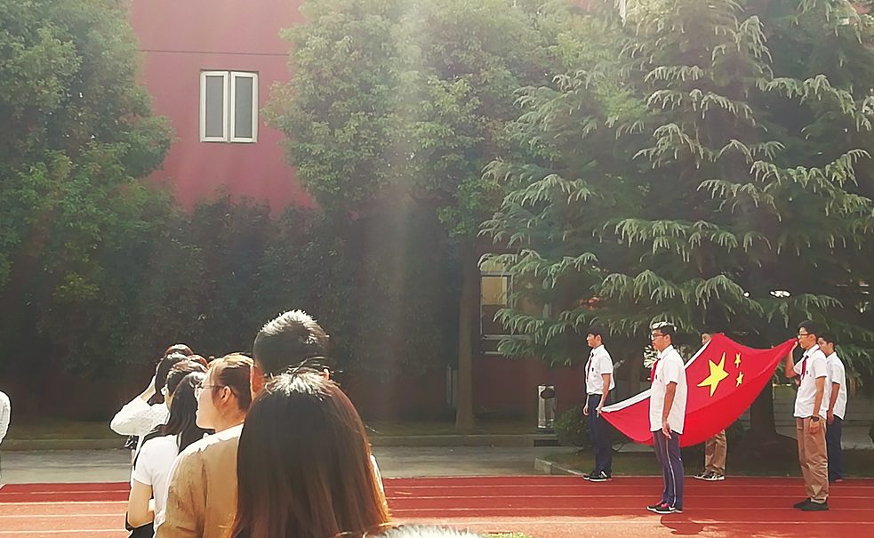 Flagge hissen am Montagmorgen