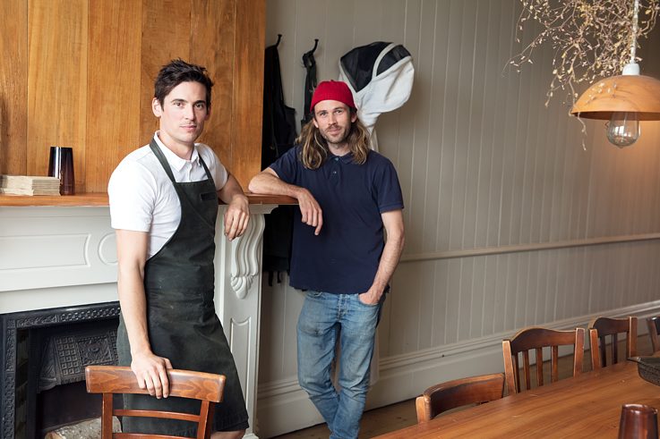 Tom Hishon und Josh Helm, Besitzer des Orphans Kitchen, beim gemeinsamen Mitarbeiteressen im oberen Restaurantbereich