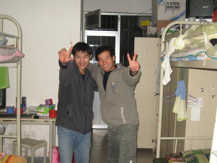 Quan Guirong (rechts) in jungen Jahren und ein Mitbewohner