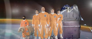 ExtraSpaceCraft, 2017- fünf orangefarben gekleidete Männer und ein Schaf