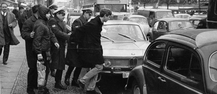 Verhaftung bei einer Spaziergangsdemo im Dezember 1966. | Foto: Gretchen Dutschke-Klotz