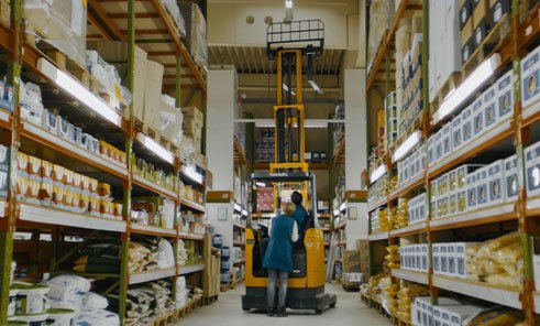 ΣΤΟΥΣ ΔΙΑΔΡΟΜΟΥΣ