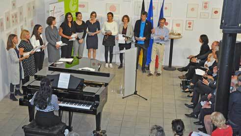 Mitarbeiterinnen und Mitarbeiter des Goethe-Instituts und des Istituto Italiano di Cultura bei einer gemeinsam einstudierten Gesangseinlage