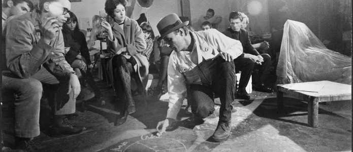 Joseph Beuys mit seinen Studierenden, Kunstakademie Düsseldorf, 22. Juni 1967. Von links: Johannes Stüttgen, Chris Reinecke und Beuys. | Foto: bpk / Stiftung Museum Schloss Moyland / Ute Klophaus