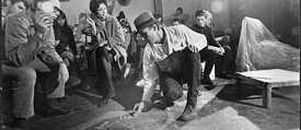 Joseph Beuys mit seinen Studierenden, Kunstakademie Düsseldorf, 22. Juni 1967. Von links: Johannes Stüttgen, Chris Reinecke und Beuys. | Foto: bpk / Stiftung Museum Schloss Moyland / Ute Klophaus