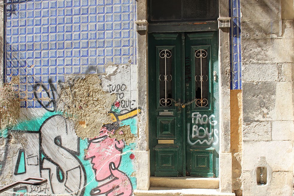 An sich fehlt es jedoch nicht an Wohnraum. Viele Gebäude in  Alfama und in ganz Lissabon stehen immer noch leer. Als Lissabons Ruf als sicheres Pflaster für Immobilien-Investments sich verbreitete, kauften Investoren von außerhalb ganze Gebäudeblöcke zu günstigen Preisen, renovierten diese aber nicht. Ihr einziges Ziel ist es, diese Gebäude in einigen Jahren mit Profit zu verkaufen. 