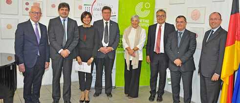 (V.l.n.r.) Max Maldacker (Generalkonsul der BRD in Lyon), Ugo Ciarlatani (Erster Botschaftsrat der italienischen Botschaft in Paris), Anna Pastore (Leiterin italienisches Kulturinstitut Lyon), Joachim Umlauf (Leiter Goethe-Institut Lyon und Marseille), Susanne Höhn (Leiterin Goethe-Institut Brüssel sowie der Region Südwesteuropa), Denis Broliquier (Bürgermeister vom zweiten Bezirk in Lyon), Alberto Bertoni (italienischer Generalkonsul Lyon), Giuseppe Pastorelli (Botschaftsrat im italienischen Auswärtigen Amt)