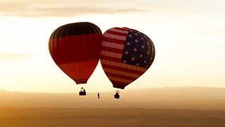 Bei gleißender Sonne beginnt der Athlet Niklas Ehler mit seiner Slackline-Performance „Building Bridges“ über dem Monument Valley. 