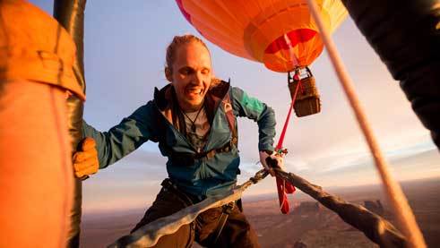 Fast geschafft! Der Athlet Niklas Ehler von One Inch Dreams meistert den Drahzeilakt über dem Monument Valley.