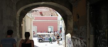 Jeden Tag besuchen unzählige Touristen das Viertel Alfama