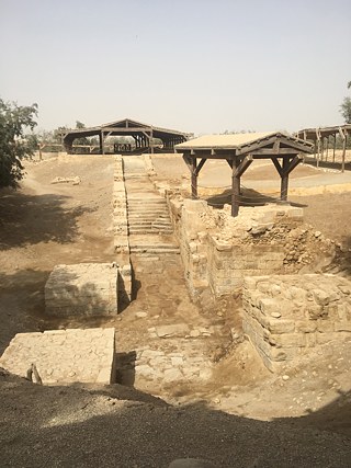 Der Ort, wo Johannes der Täufer gepredigt haben soll, Jesus getauft worden sein soll, die ersten Apostel sich getroffen haben sollen, somit soll hier der Ursprung des christlichen Glaubens liegen.