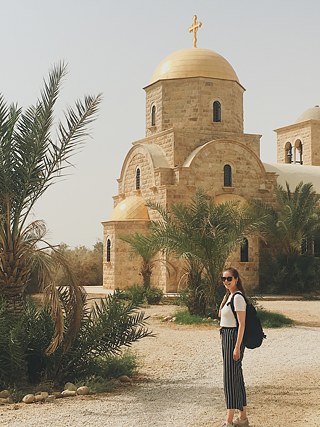 In der Nähe des Jordans, im Hintergrund die erwähnte orthodoxe Kirche