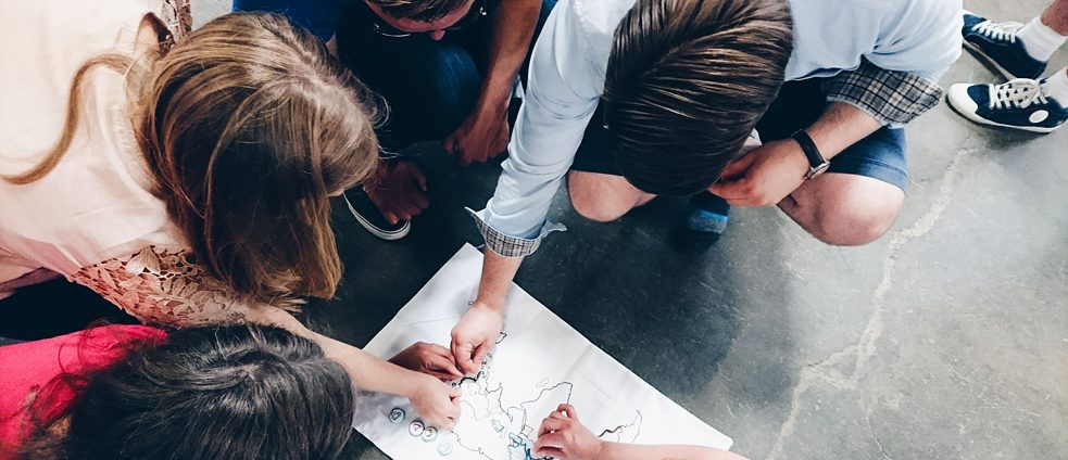 Kinder malen auf dem Boden