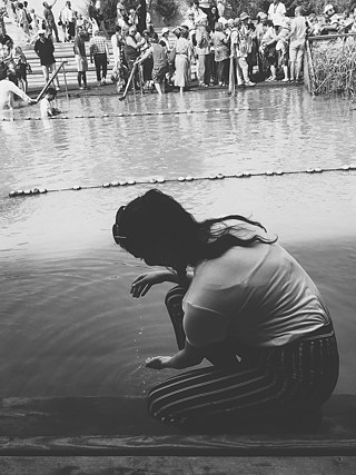 Am Jordan, im Hintergrund die Touristen auf der israelischen Seite des Flusses