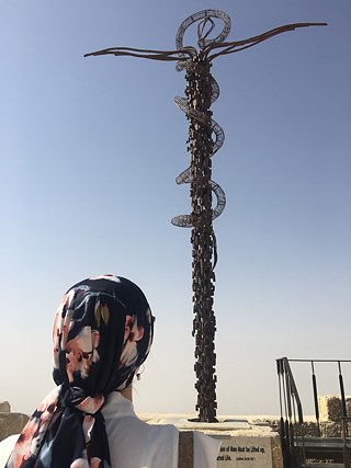 Larissa am Aussichtspunkt auf dem Mount Nebo mit dem Bronzekreuz