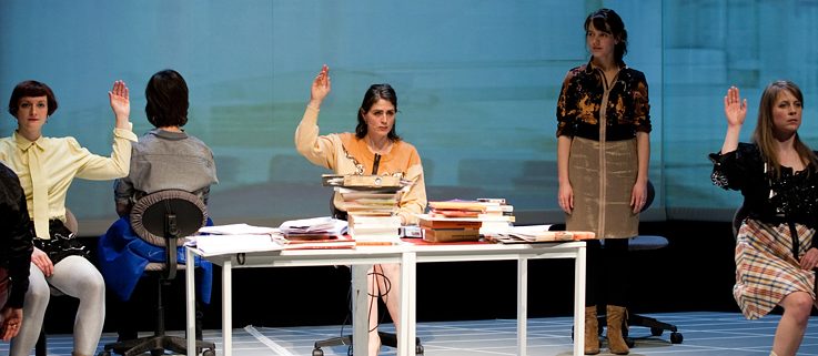 Seit 25 Jahren tritt die Performancegruppe She She Pop mit ihrem experimentellen Ansatz auf.