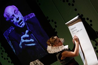 Tabuthemen werden dabei auch schonmal Schwarz auf Weiß festgehalten, wie hier auf einer Tafel unter anderem der „Ekel vor Körperlichkeit“.