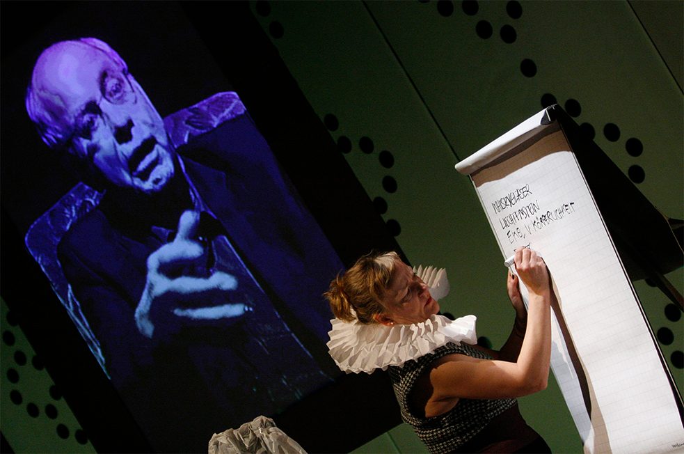 Tabuthemen werden dabei auch schonmal Schwarz auf Weiß festgehalten, wie hier auf einer Tafel unter anderem der „Ekel vor Körperlichkeit“.