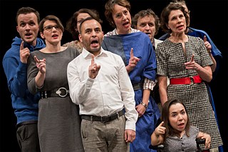 Über Eigentum spricht man unter Freunden selten, bei She She Pop aber sogar auf der Bühne: Das Stück „Oratorium“ behandelt Eigentums- und Besitzverhältnisse.