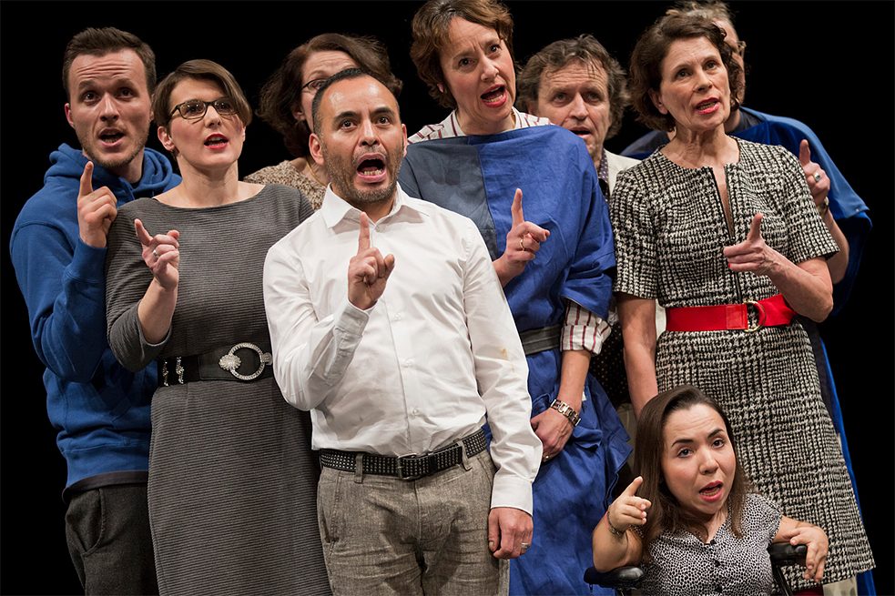 Über Eigentum spricht man unter Freunden selten, bei She She Pop aber sogar auf der Bühne: Das Stück „Oratorium“ behandelt Eigentums- und Besitzverhältnisse.