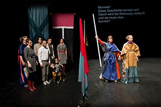 Das Publikum wird dabei häufig miteinbezogen, hier in „Oratorium“ unter anderem durch Leinwandanweisungen.