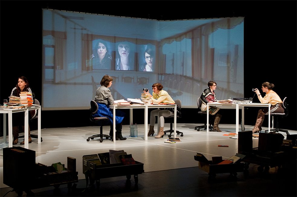 Im Stück „Schubladen“ stehen sich Frauen aus Ost- und Westdeutschland gegenüber.