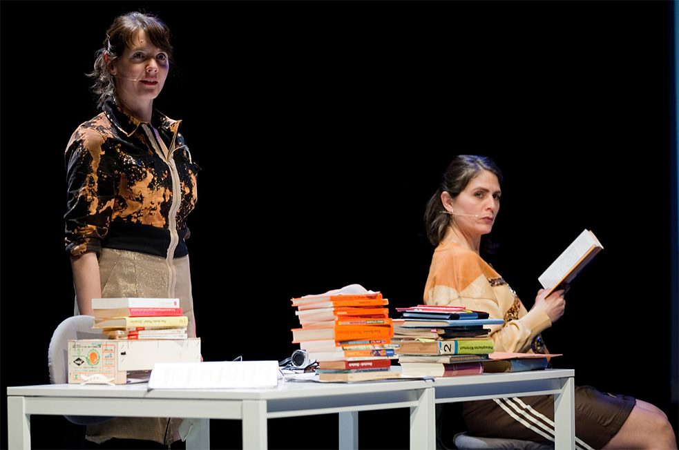 Aus ihren Schubladen holen sie öffentliche, historische Texte ebenso wie private Erinnerungen und erzählen anhand dessen eine subjektive deutsch-deutsche Geschichte.