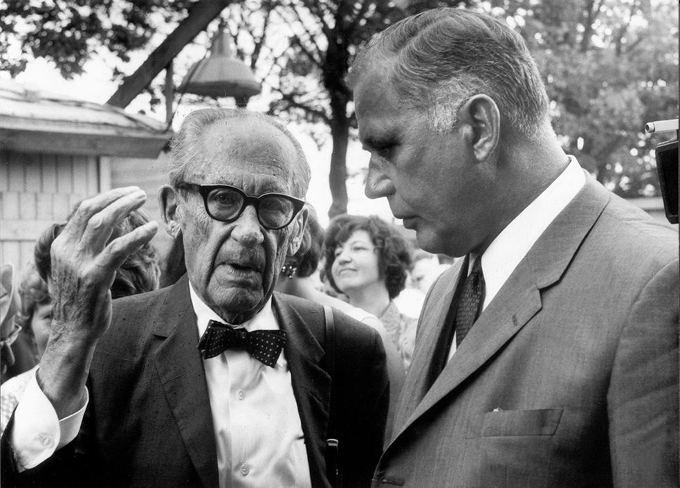 Walter Gropius et le secrétaire à la construction Rolf Schwedler célèbrent la fin des travaux en 1968 