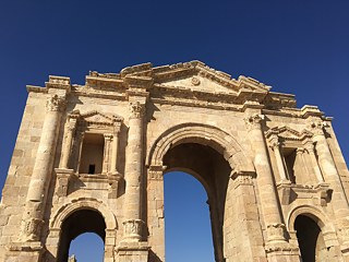 Durch den Hadriansbogen gehend, betritt man die römischen Ruinen