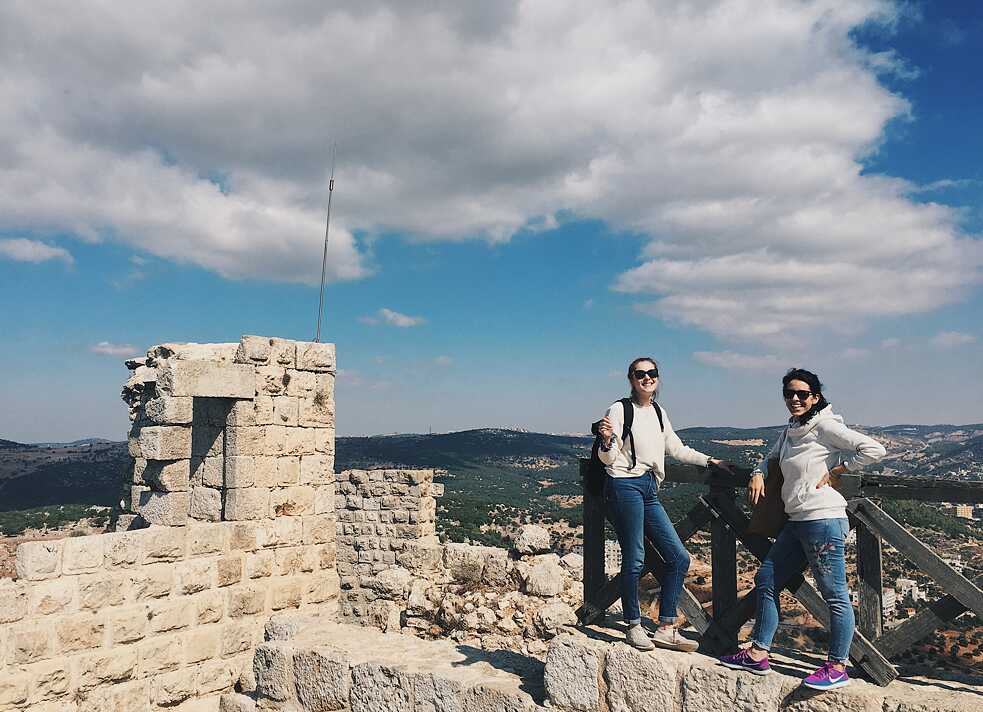 Larissa und ich genießen das gute Wetter und die Aussicht
