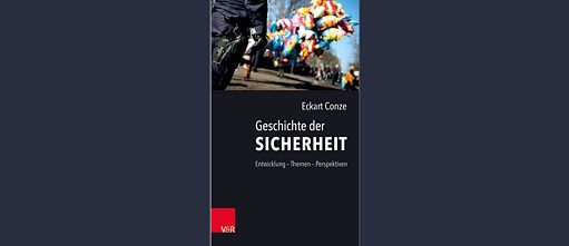 Buchcover mit einem Foto im oberen Teil, auf dem man eine Teilansicht auf den Rücken eines Polizisten sieht, der eine Menschenmenge mit Luftballons begleitet.