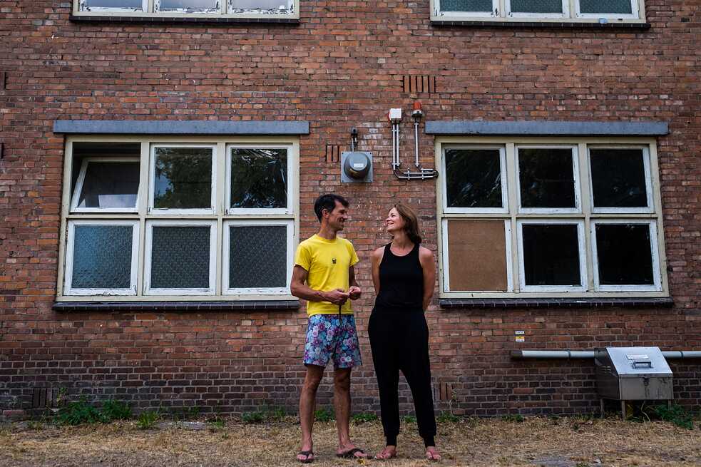 Marcel und Maartje vor den ehemaligen Schlafräumen der „Blitzmädel“.