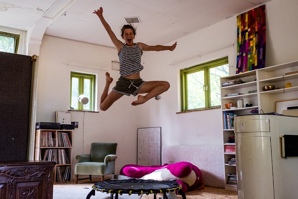 Leur fille Mus qui saute sur un trampoline dans la maison où ils vivent « antikraak ».