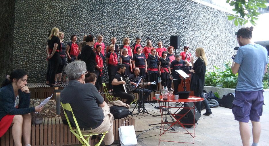 Kombinat performt im Hof des Goethe-Instituts Paris 