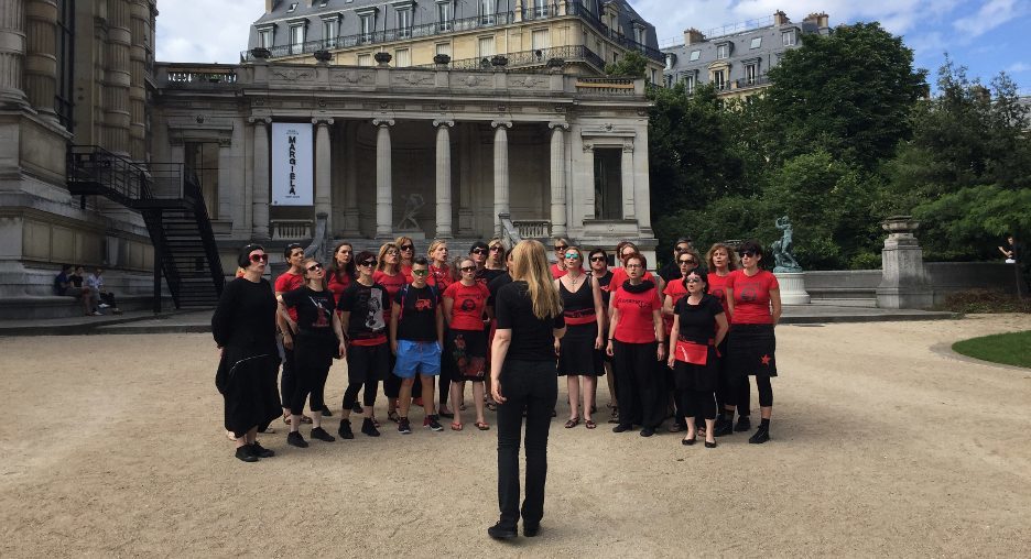 Kombinat interpretiert u.a. das Lied "Bella Ciao" im Garten des Palais Galliera