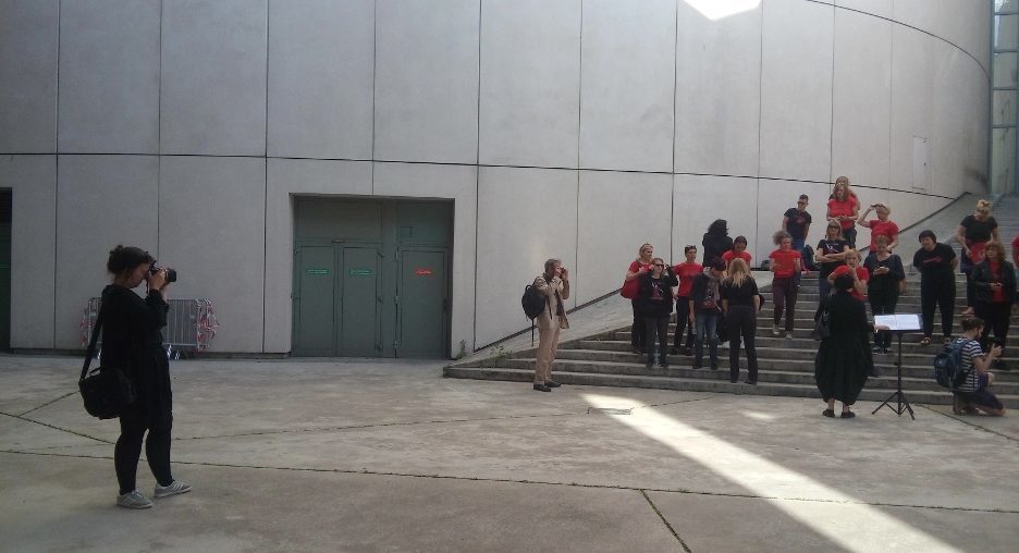 Der slowenische Frauenchor Kombinat spielt vor der Philharmonie de Paris