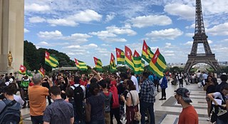 Auf dem symbolischen Parvis de droits de l'homme singt Kombinat gemeinsam mit togolesischen Demonstranten "Power to the people" von John Lennon