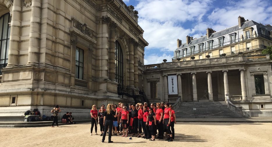 Kombinat interpretiert u.a. das Lied "Bella Ciao" im Garten des Palais Galliera 