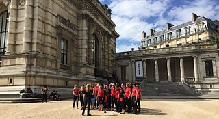 Kombinat interpretiert u.a. das Lied "Bella Ciao" im Garten des Palais Galliera 