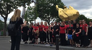 Die Freiheitsflamme (Flamme de la Liberté) bietet eine ideale Kulisse für internationale Befreiungslieder des Chors Kombinat