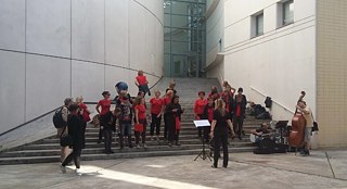 Der slowenische Frauenchor Kombinat spielt vor der Philharmonie de Paris