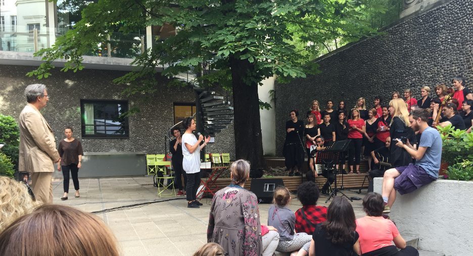 Kombinat performt im Hof des Goethe-Instituts Paris 